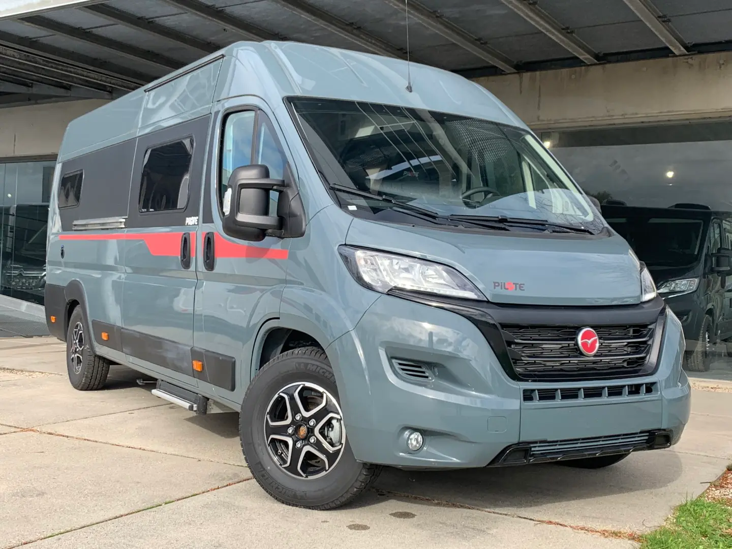 Pilote/V630J Premium Fiat 140pk Automaat/2JBN254