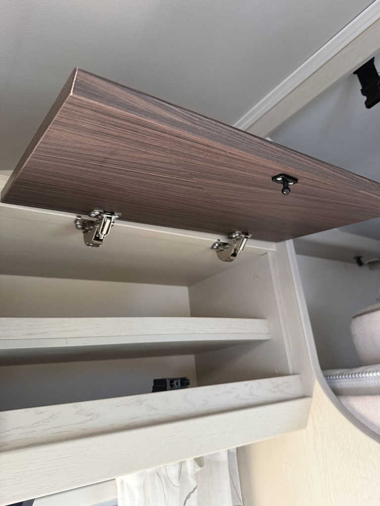 kastdeur rechts boven eettafel